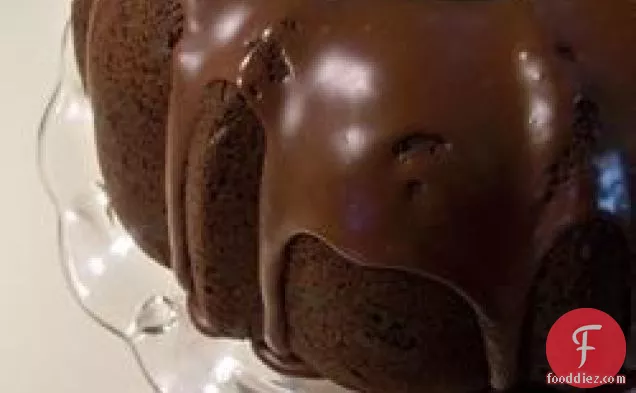 आसान चॉकलेट बंड केक शीशा लगाना