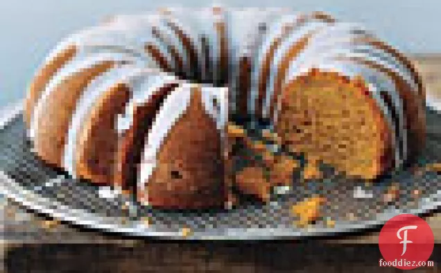 बटरमिल्क आइसिंग के साथ कद्दू मसाला बंडल केक