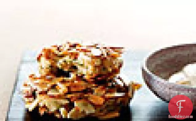 नींबू सोया मेयोनेज़ के साथ बादाम-क्रस्टेड झींगा केक