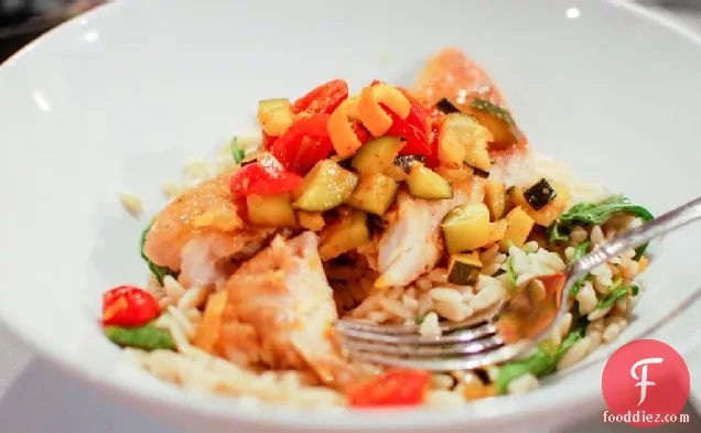 लापरवाह परित्याग: अरुगुला ओर्ज़ो के ऊपर साइट्रस केसर सब्जियों के साथ पैन सियर स्नैपर