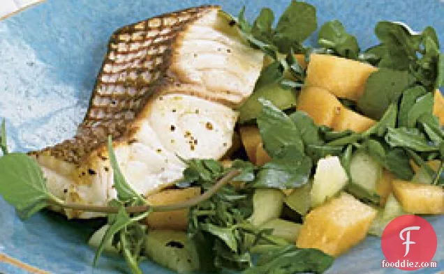 तरबूज, पुदीना और वॉटरक्रेस सलाद के साथ नमक-कटा हुआ स्नैपर