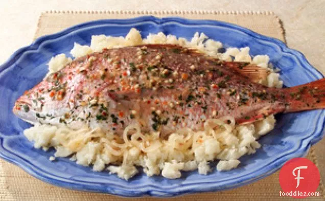 लहसुन युका के साथ लाल स्नैपर