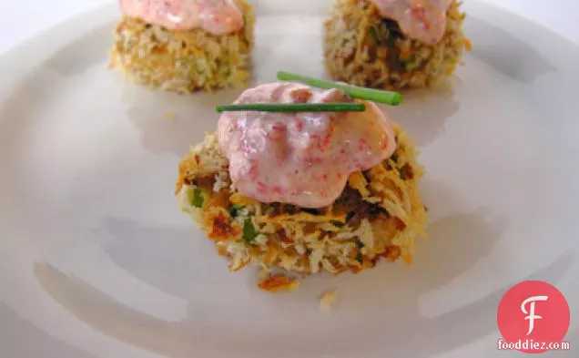 पंको-भुना हुआ काली मिर्च के साथ क्रस्टेड केकड़ा केक काटता है-चिव एओली