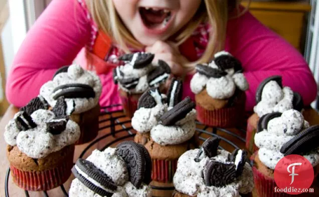 Cookies And Cream Chocolate Chip Oreo Cupcakes