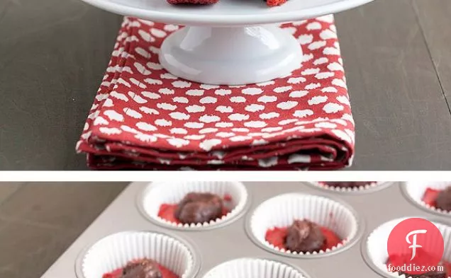 चॉकलेट-भरवां लाल मखमली कपकेक