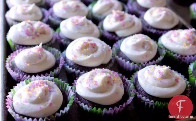 Red Velvet Cupcakes For A Crowd