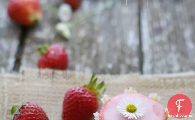Skinny Strawberry Cupcakes With Lemon Glaze