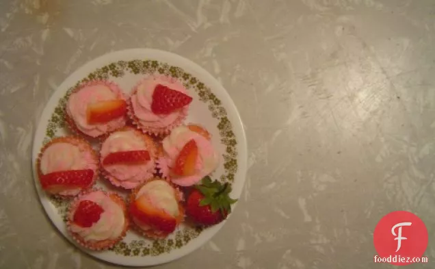 मिनी स्ट्रॉबेरी कपकेक