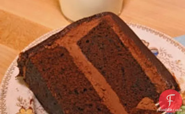 चॉकलेट गन्ने के साथ डेविल्स फूड केक