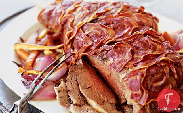 मेमने का पैनकेटा-लपेटा हुआ भुना हुआ पैर