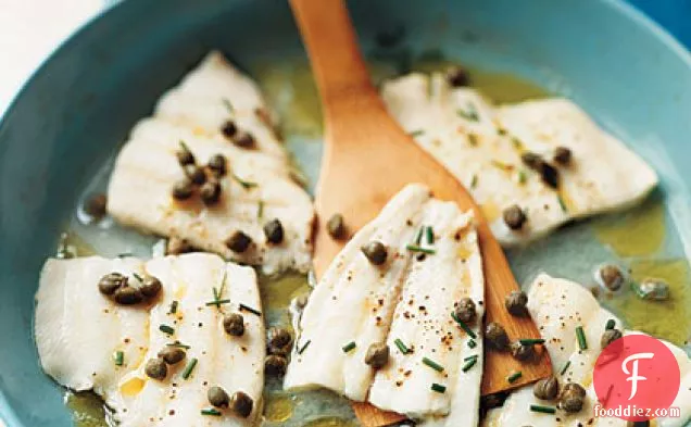 केपर्स और चाइव्स के साथ पॉच्ड पैसिफिक सोल