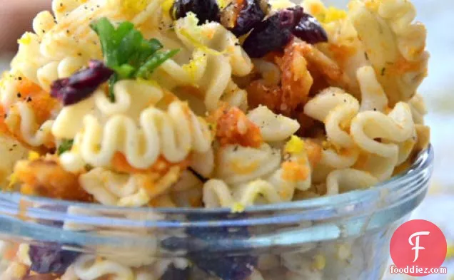 सूखे क्रैनबेरी के साथ ऑरेंज जिंजरब्रेड पास्ता