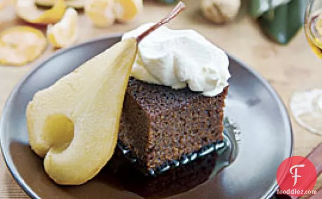 रूट-बीयर-पोच्ड नाशपाती के साथ जिंजरब्रेड केक