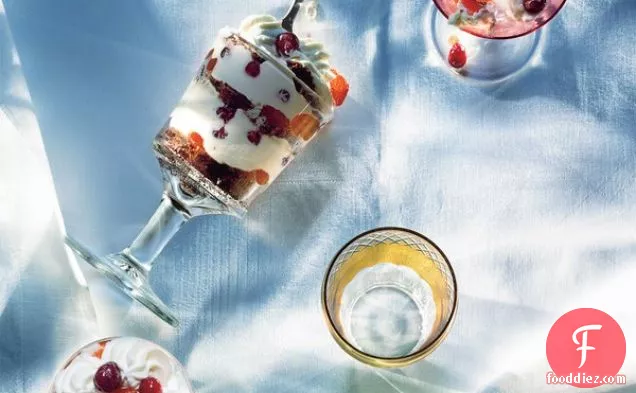 कैंडिड कुमक्वेट्स और वाइन-पोच्ड क्रैनबेरी के साथ जिंजरब्रेड ट्रिफ़ल