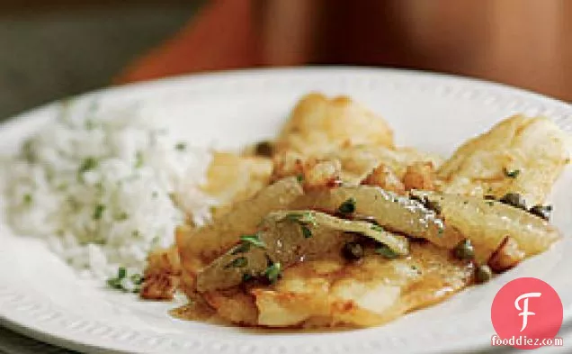 ब्राउन बटर सॉस में केपर्स और क्राउटन के साथ एकमात्र नींबू