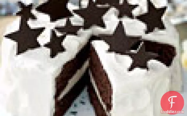 व्हाइट चॉकलेट ट्रफल और चॉकलेट फज लेयर केक