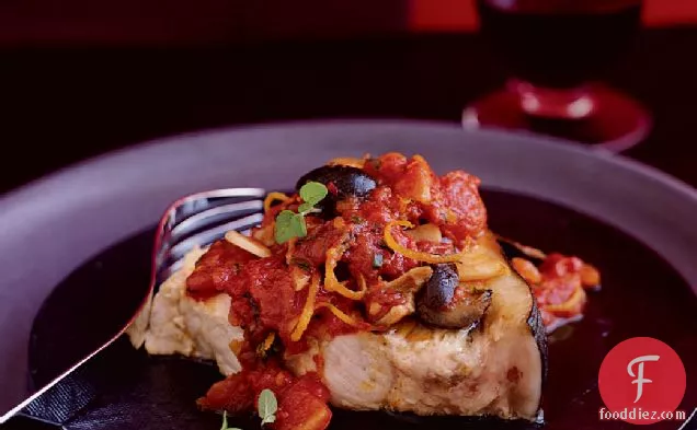 काले जैतून, टमाटर और मार्जोरम के साथ ब्रेज़्ड स्वोर्डफ़िश