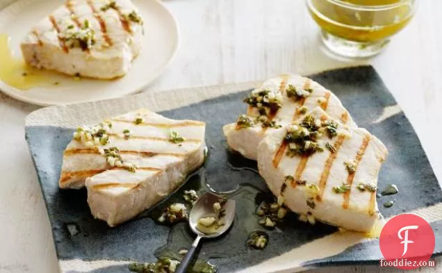 नींबू, पुदीना और तुलसी के साथ ग्रील्ड स्वोर्डफ़िश