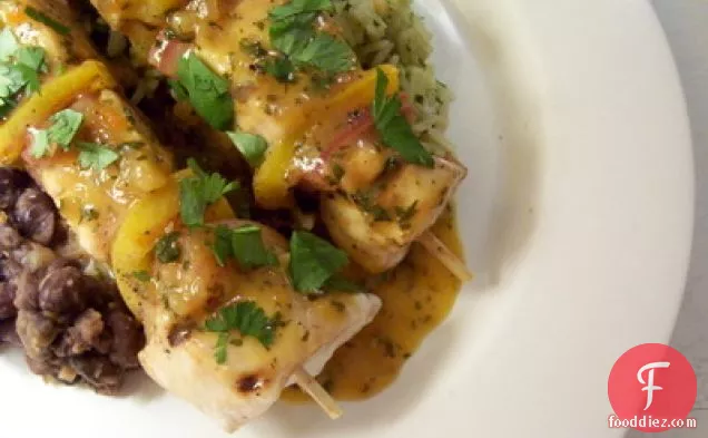 ऑरेंज हबानेरो मोजेज के साथ ग्रिल्ड अमरूद ग्लेज़ेड स्वोर्डफ़िश स्केवर्स