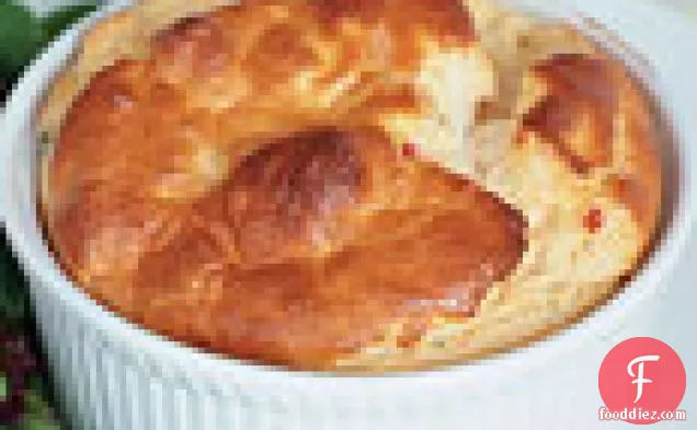 बकरी पनीर, धूप में सुखाया हुआ टमाटर, और भुना हुआ लहसुन सूप