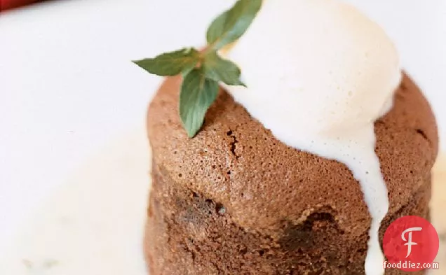 वेनिला-थाइम आइसक्रीम के साथ चॉकलेट सूफले केक