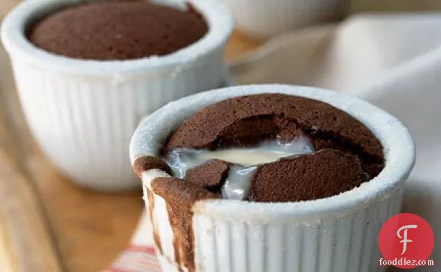 क्रेम एंजलिस के साथ रिच चॉकलेट सूफले केक