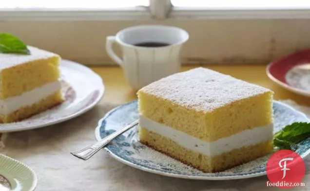 Golden Sponge Cake with Creamy Filling