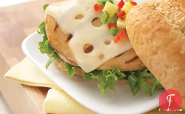 स्विस पनीर और अनानास साल्सा के साथ ग्रील्ड चिकन