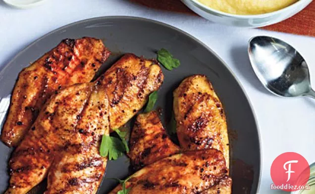 स्मोक्ड पेपरिका और परमेसन पोलेंटा के साथ ग्रील्ड तिलपिया