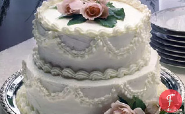 रास्पबेरी सजी शादी के केक