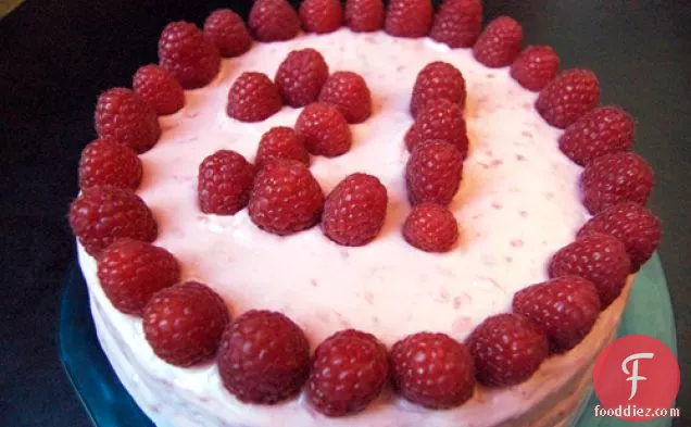 शैम्पेन केक डब्ल्यू / रास्पबेरी बटरक्रीम फ्रॉस्टिंग