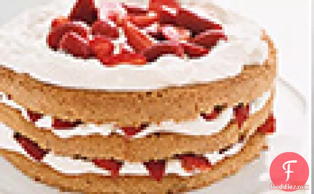 इलायची सिरप के साथ स्ट्रॉबेरी और क्रीम केक