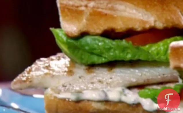 ग्रिल्ड तिलापिया पो ' बॉयज़ विद होममेड टार्टर सॉस