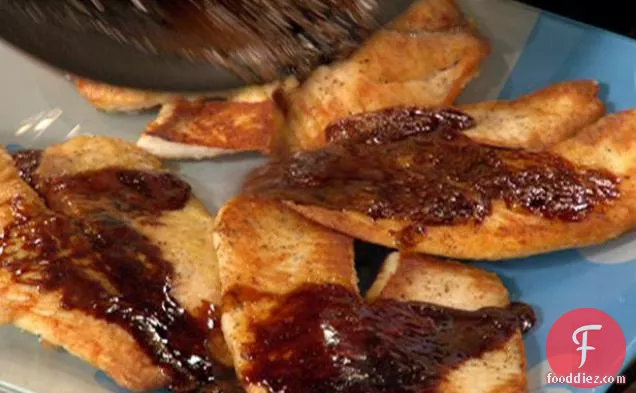 बेकन, टमाटर और मटर के साथ बेलसमिक ब्राउन बटर और क्रीमी फ़ार्फ़ेल के साथ तिलपिया