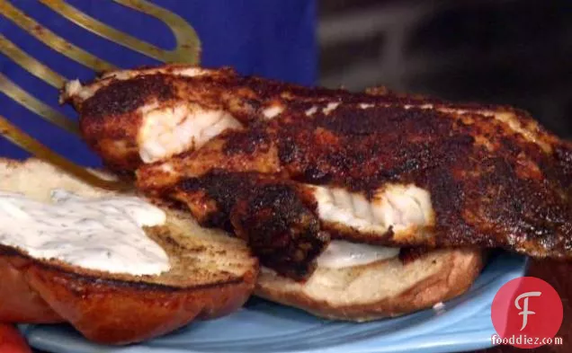 सीलेंट्रो-लाइम मेयोनेज़ के साथ काला तिलपिया सैंडविच