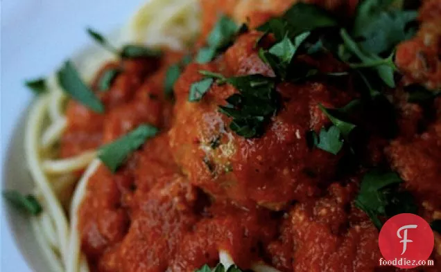 मसालेदार लाल मिर्च सॉस में मछली मीटबॉल के साथ स्पेगेटी