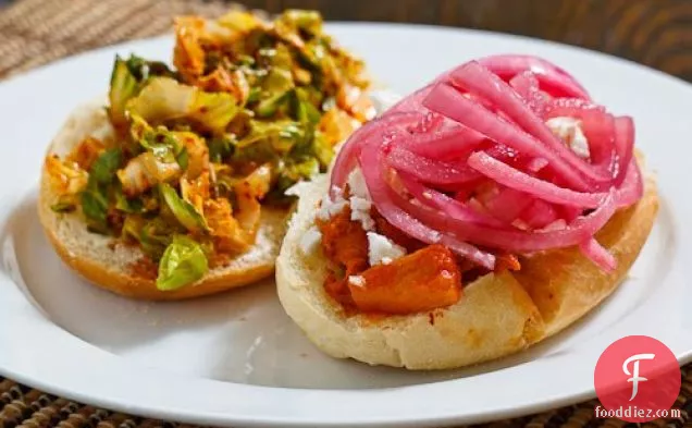 अनानास डाक बुलगोगी सैंडविच (कोरियाई मसालेदार अनानास बीबीक्यू चिकन सैंडविच)