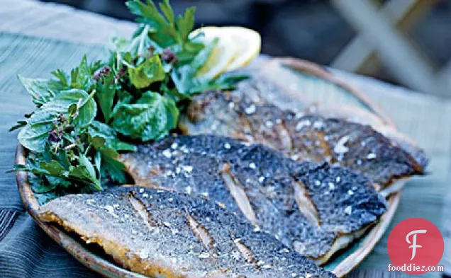 ताजा जड़ी बूटी सलाद के साथ पैन-फ्राइड ट्राउट