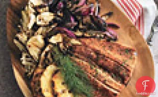 ग्रील्ड सौंफ़ और लाल प्याज के साथ स्मोक्ड ट्राउट क्रॉस्टिनी