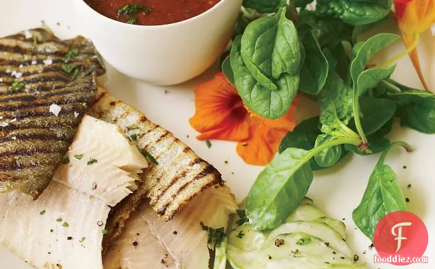 स्मोकी टोमाटिलो सॉस और ककड़ी सलाद के साथ ग्रील्ड ट्राउट