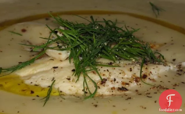 स्मोक्ड ट्राउट के साथ ठंडा आलू का सूप