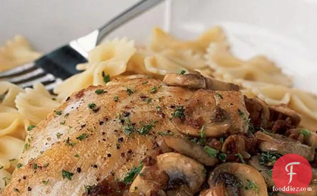 धूप में सुखाए हुए टमाटर-मशरूम सॉस के साथ चिकन