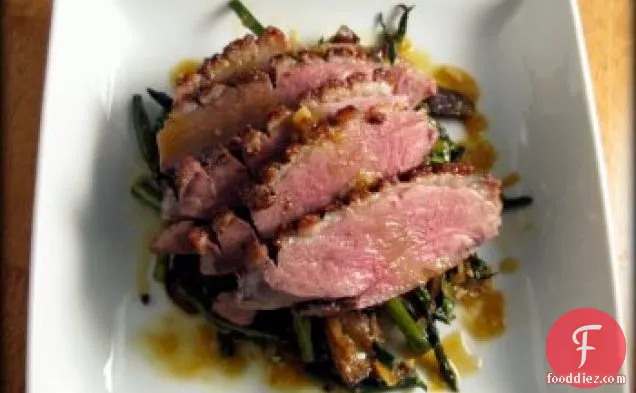 खस्ता कीनू बतख के साथ भुना हुआ सब्जी सलाद