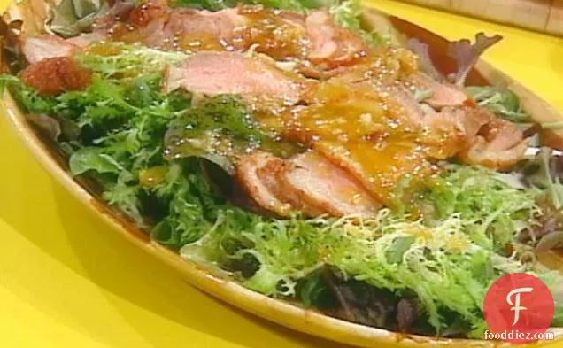 कड़वे नारंगी विनैग्रेट के साथ खस्ता बतख सलाद