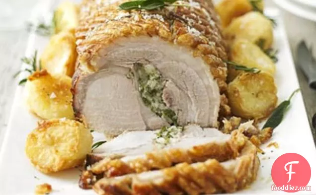 हर्ब बटर स्टफिंग और रोस्टीज के साथ पोर्क की रोस्ट लोई