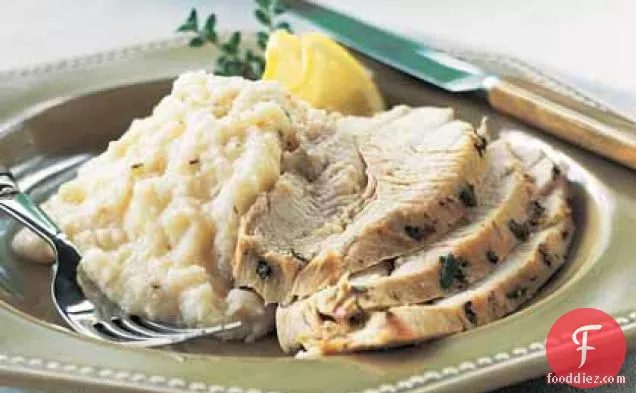 पनीर ग्रिट्स के साथ हर्ब-भुना हुआ टर्की