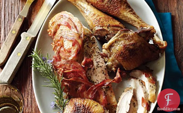 क्रिस्पी पैनकेटा और मेंहदी के साथ विरासत तुर्की