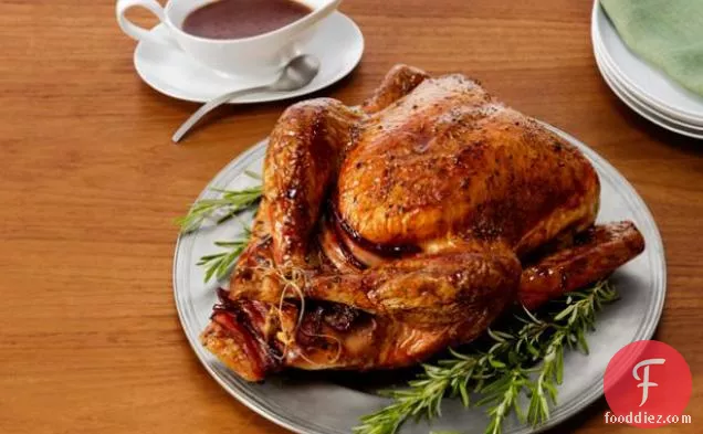 अनार-जंगली चावल भराई के साथ चमकता हुआ टर्की