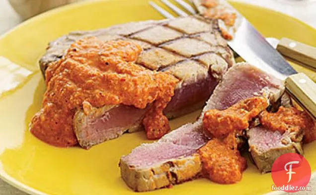 स्मोक्ड-बादाम रोमेस्को सॉस के साथ ग्रील्ड टूना