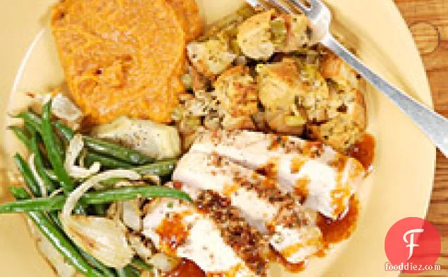 बेकन और जड़ी बूटी भुना हुआ टर्की स्तन